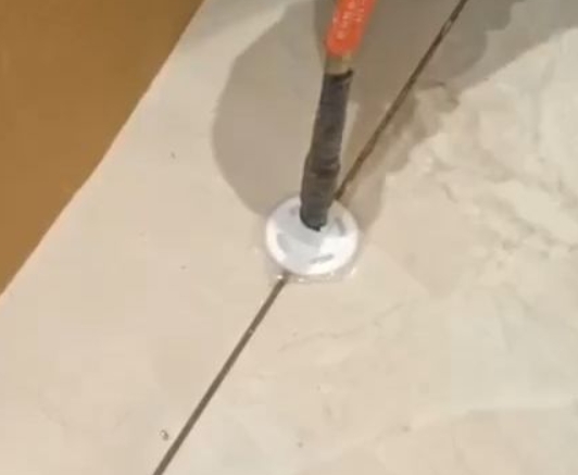蒙城瓷砖空鼓维修公司专业解答瓷砖在铺贴过程中，如果没有涂抹均匀到位的粘结材料（如水泥砂浆或瓷砖胶），可能会导致以下问题