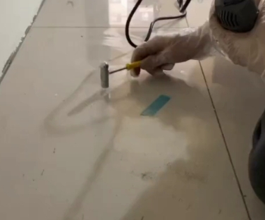 蒙城瓷砖开裂维修公司专业分享瓷砖在铺贴前如果没有沥干水分，将会导致以下问题