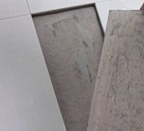 蒙城瓷砖空鼓维修公司分享瓷砖铺贴时如果打浆（即涂抹在瓷砖背面和基层上的砂浆或瓷砖胶）过少，会带来以下问题
